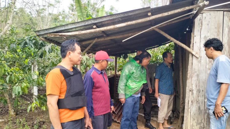 Polsek Sumber Jaya Polres Lampung Barat Datangi TKP Pembunuhan Suami Istri