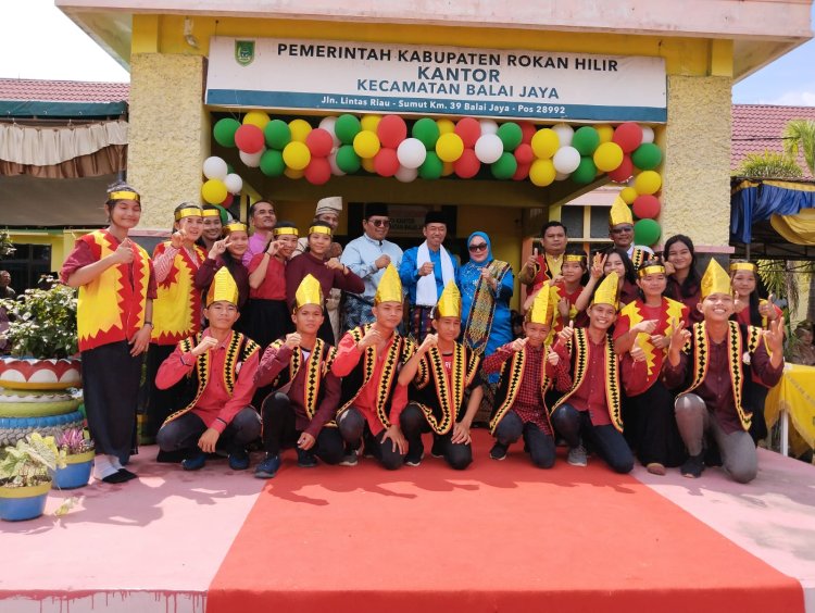 Hadiri HUT Kecamatan Balai Jaya, Bupati Rohil Lantik Penghulu Balam Jaya.