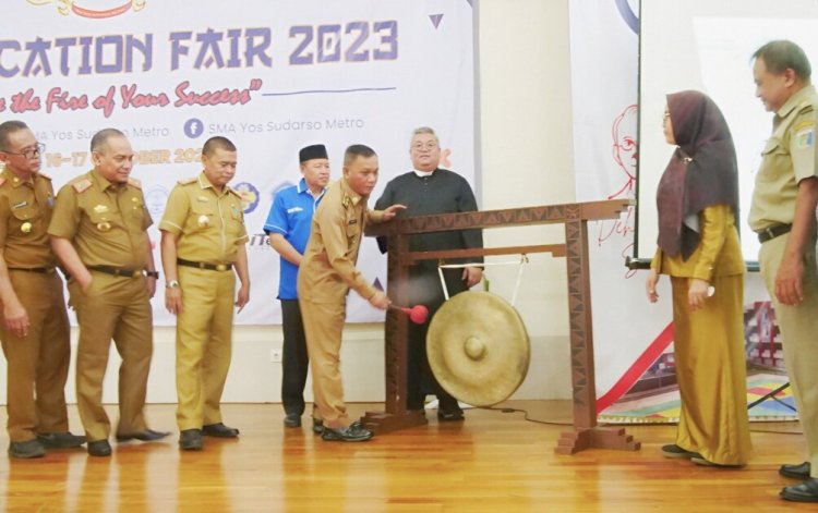 Pemukulan Gong Oleh Wakil Wali Kota Metro, Kegiatan Yos Education Fair 2023 Resmi Dibuka