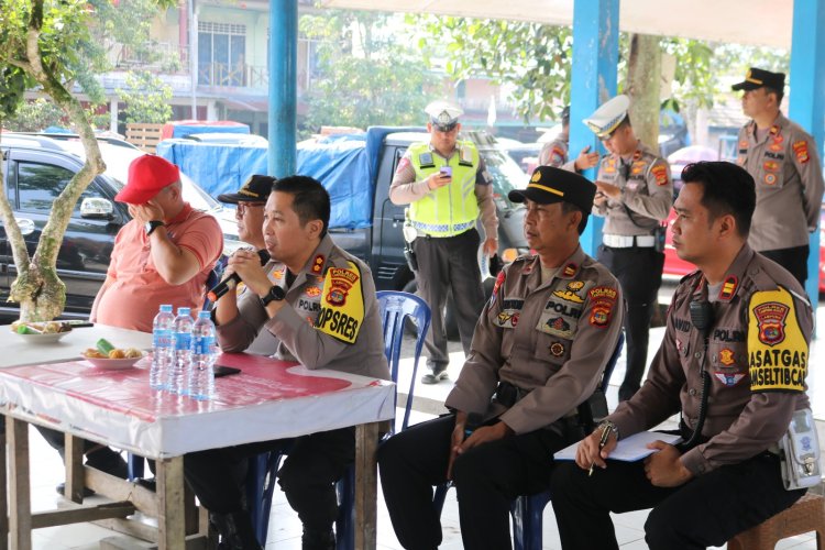 "Jum'at Curhat" Kapolres Lampung Baat  Temui Pedagang Pasar Liwa