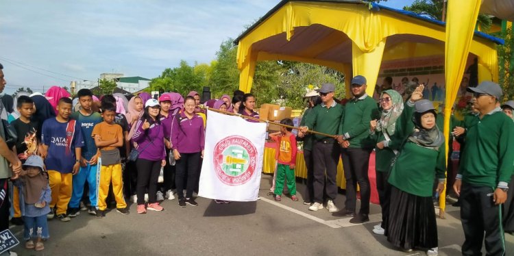Memeriahkan HUT PGRI ke-78 Kadisdik Rohil Lepas Peserta Jalan Santai