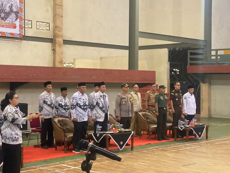 Wakapolres Lambar Hadiri Peringatan Hari Guru, Ajak Semua Hadirin Bernyanyi