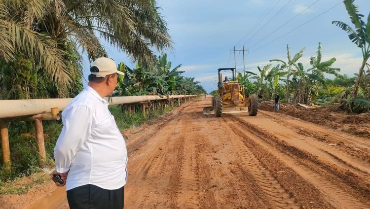 PT Jatim Jaya Perkasa Bantu Pemkab Rohil Perbaiki Jalan Lintas Kubu