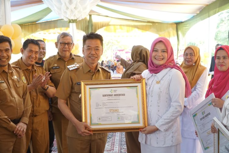 Dinas Kesehatan Rohil Serahkan Sertifikat Akreditasi 20 Puskesmas dan 5 Rumah Sakit