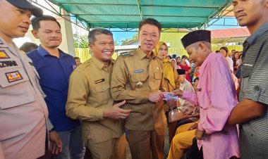 Bupati Rohil Salurkan BLT Secara Simbolis, Akan Dibayarkan 6 Bulan Sekaligus