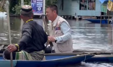 Kunjungi Warga Terdampak Banjir, Bupati Rohil Hadir Gunakan Sampan