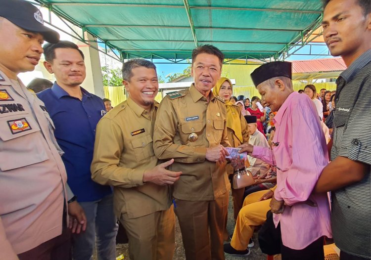 Bupati Rohil Salurkan BLT Secara Simbolis, Akan Dibayarkan 6 Bulan Sekaligus