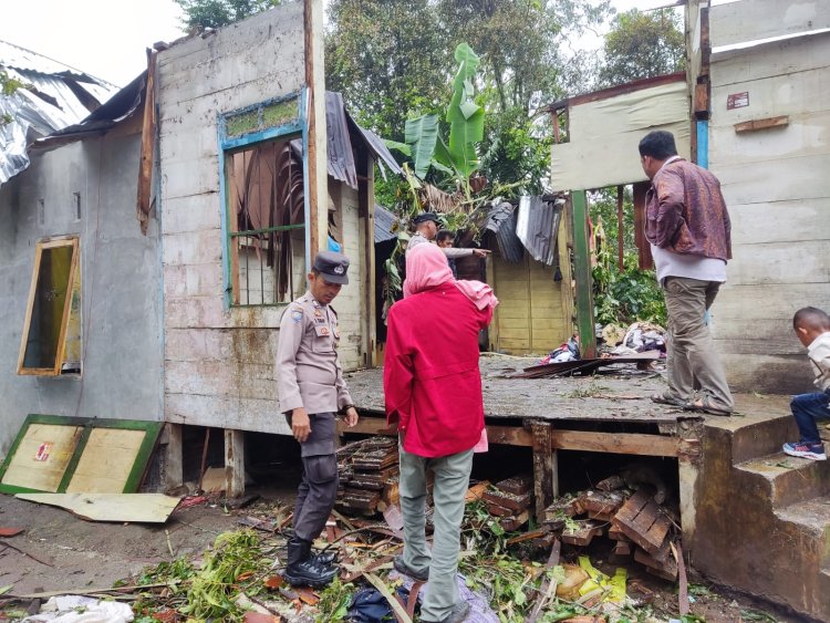 Dihantam Puting Beliung, Pohon Kemiri Timpa Rumah, 1 Orang Tewas