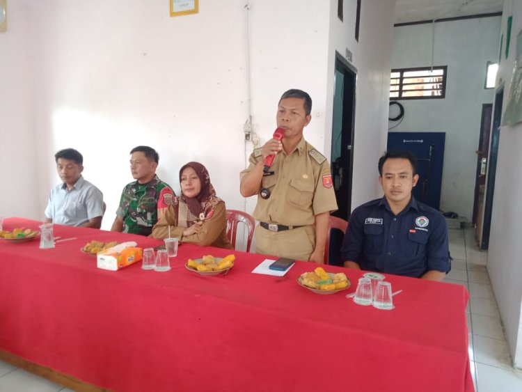 Pj Peratin Pekon Tugu Mulya Salurkan BLT-DD Triwulan ke-4 Kepada 41 KPM
