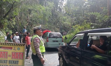 Satlantas Polres Lampung Barat Atur Jalur Kemacetan Menuju Pantai Krui