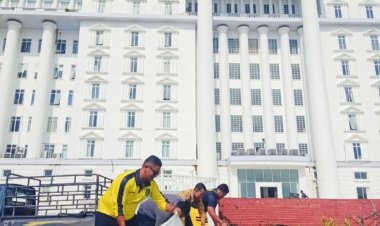 Kabag Umum Sekda Rohil Tabur Benih Ikan Nila di Kolam Air Mancur Kantor Bupati
