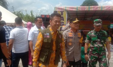 Bupati Rohil Dampingi Gubernur Riau, Salurkan Bantuan Sembako Untuk Pengungsi Banjir