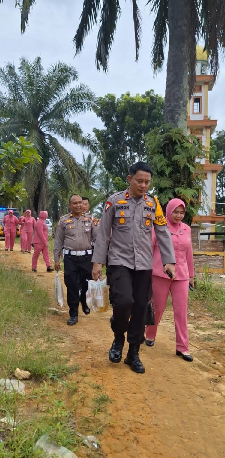 Jumat Barokah, Polsek Bagan Sinembah Giat Bersama Bhayangkari