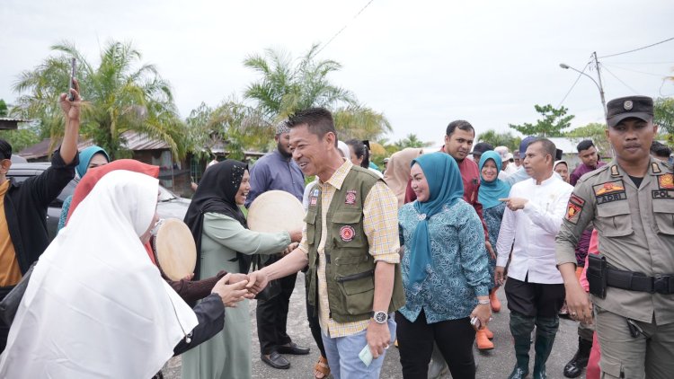 Kunjungi Masyarakat Terdampak Banjir, Bupati Serahkan Bantuan Sembako