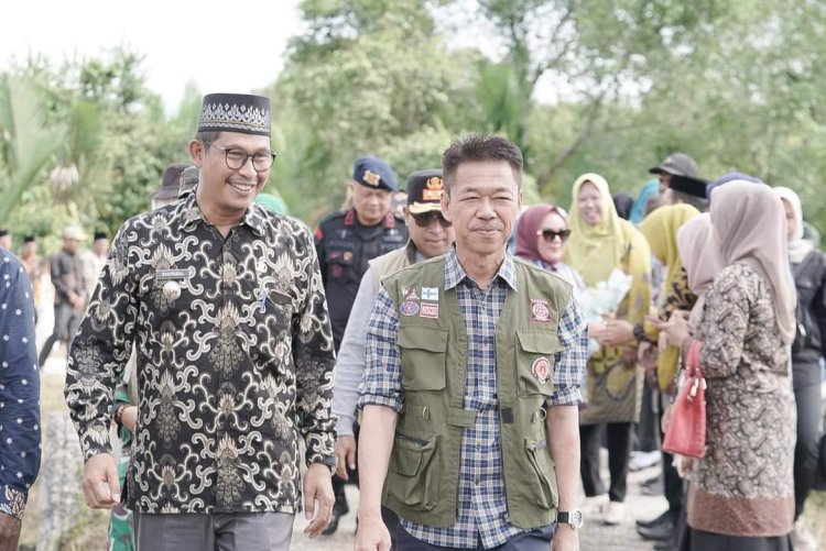 Bupati Serahkan Ratusan Paket Sembako pada Warga Terdampak Banjir di Kecamatan Kubu dan Kuba