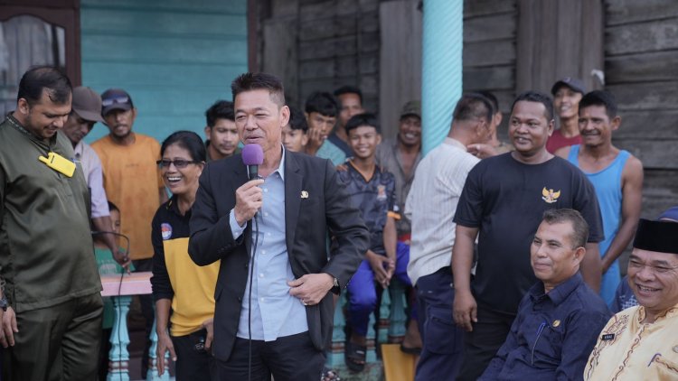 Kunjungi Warga Terdampak Banjir di Jalan Siak, Bupati Bagikan Ratusan Paket Sembako