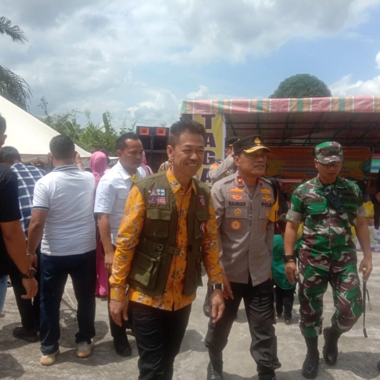 Bupati Rohil Dampingi Gubernur Riau, Salurkan Bantuan Sembako Untuk Pengungsi Banjir