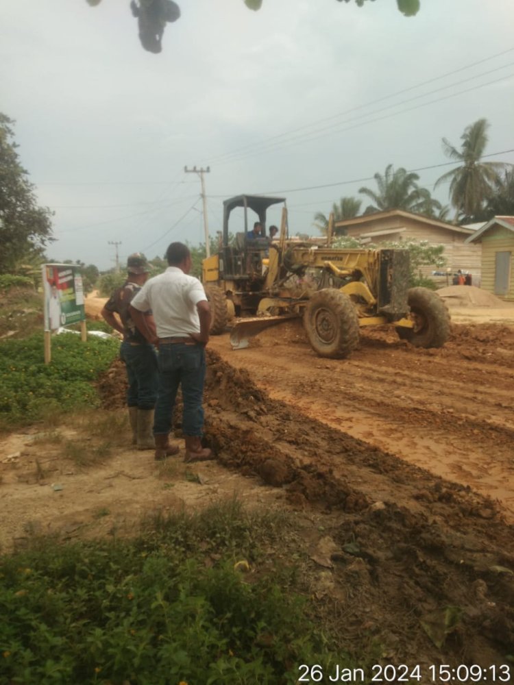 Jalan Lintas Selatan di Desa Cenaku Kecil Diperbaiki Kembali
