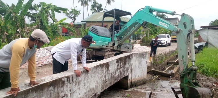 DLH Rohil Lakukan Normalisasi Sungai dan Parit, Antisipasi Banjir Musim Hujan