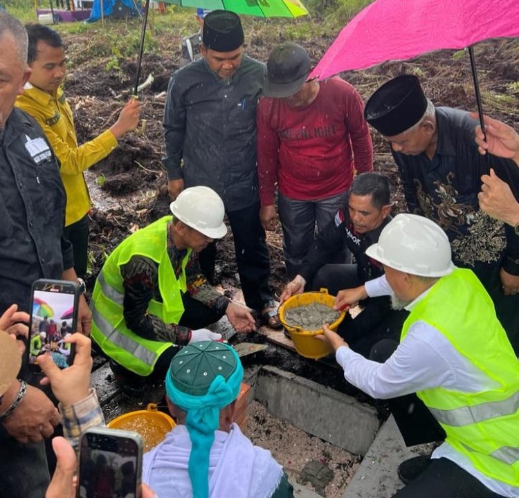 Bupati Rohil Bersama Walikota Dumai, Letakkan Batu Pertama Pembangunan Gedung Sekretariat IKROHl