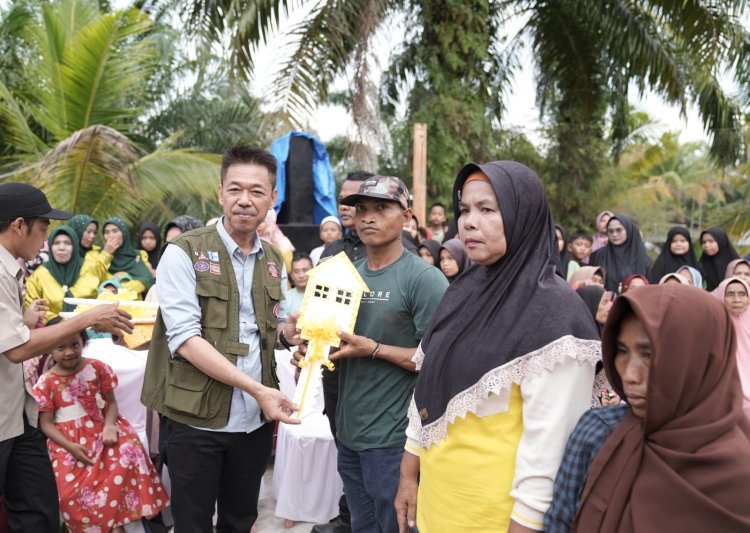 Terdampak Abrasi Sungai Rokan, Warga Dapatkan Bantuan dari Pemkab Rohil
