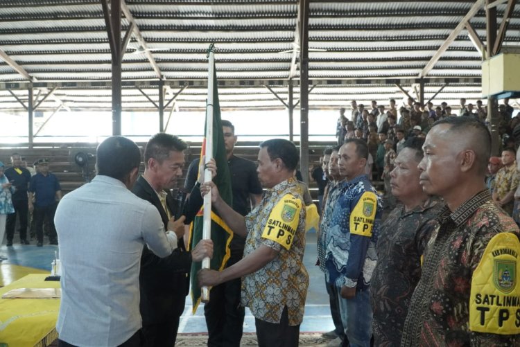Lantik 1.304 Satlinmas, Bupati Rohil Harap Mampu Berikan Rasa Aman Kepada Pemilih