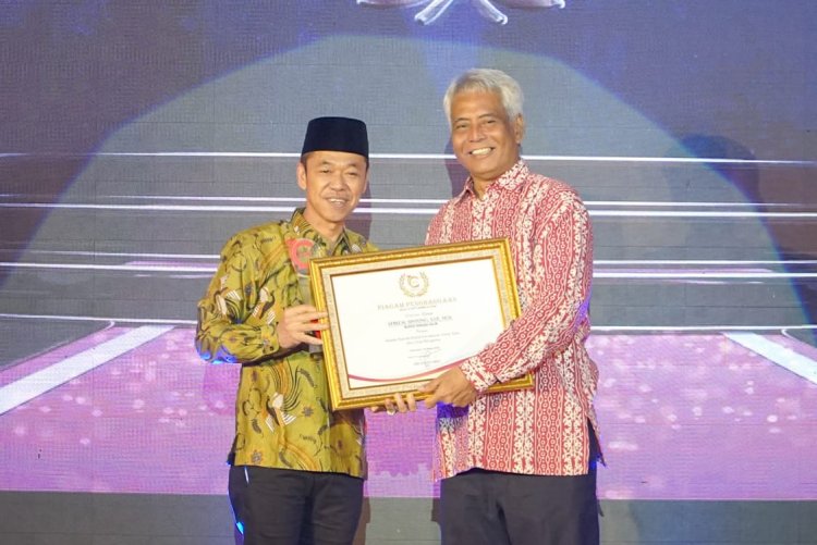Peduli Kerukunan Antar Suku dan Umat Beragama, Bupati Rohil Terima Penghargaan CAKAPLAH Award 2024