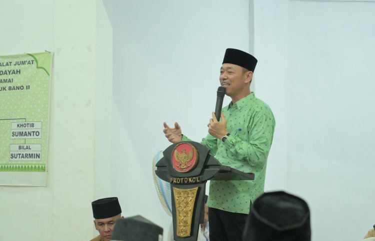 Safari Ramadhan di Pekaitan, Bupati Serahkan Bantuan Dana Operasional Masjid