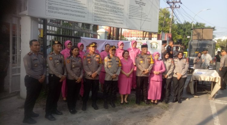 Kapolrestabes Medan Beserta Jajaran dan Bhayangkari Berbagi Takjil Kepada Warga