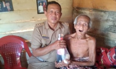 Kepala Kampung Pampang Tangguk Jaya Berikan THR Kepada Seluruh Warga Desa