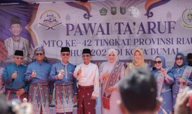 Tampilkan Ratib Togak dan Kompang Silat, Peserta Pawai Ta'aruf Rohil Tampil Memukau