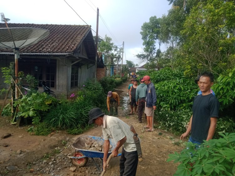 Pekon Tugu Mulya Bersama Aparat Pekon Laksanakan Gotong Royong Bersama Warga