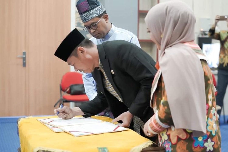 Bupati Afrizal Sintong dan Manager SDM Cabang PT. Asuransi Jiwa Taspen, Tanda Tangani MoU