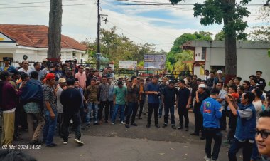Ratusan Masyarakat  dan Team Anti Kriminalisasi Advokat, Geruduk Kejaksaan Negri Way Kanan