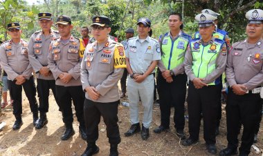 Unit Lantas Polsek Sumber Jaya, Lakukan Evakuasi Terhadap Kecelakaan Tunggal Sebuah Bus Yang Terperosok Kedalam Jurang