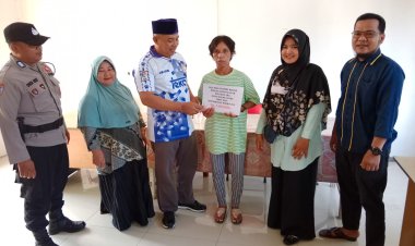 Pj Datin Penghulu Makmur Jaya Bagikan BLT DD Kepada 31 Orang Anggota KPM