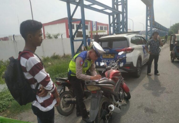 Kasat Lantas Polres Pelabuhan Belawan Ingatkan Warga Patuhi Aturan Lalu Lintas