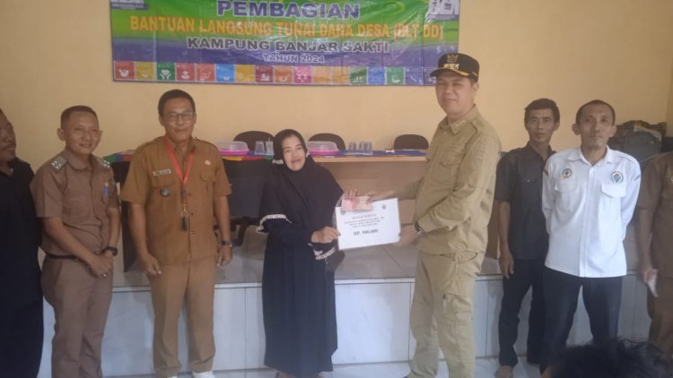Candra Gunawan, Kepala Kampung Banjar Sakti Salurkan BLT-DD Triwulan ke-2 Tahun 2024