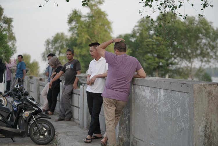 Hampir Rubuh Pembangunan Gagal Konstruksi, Bupati Rohil Tinjau Jembatan Parit Atmo