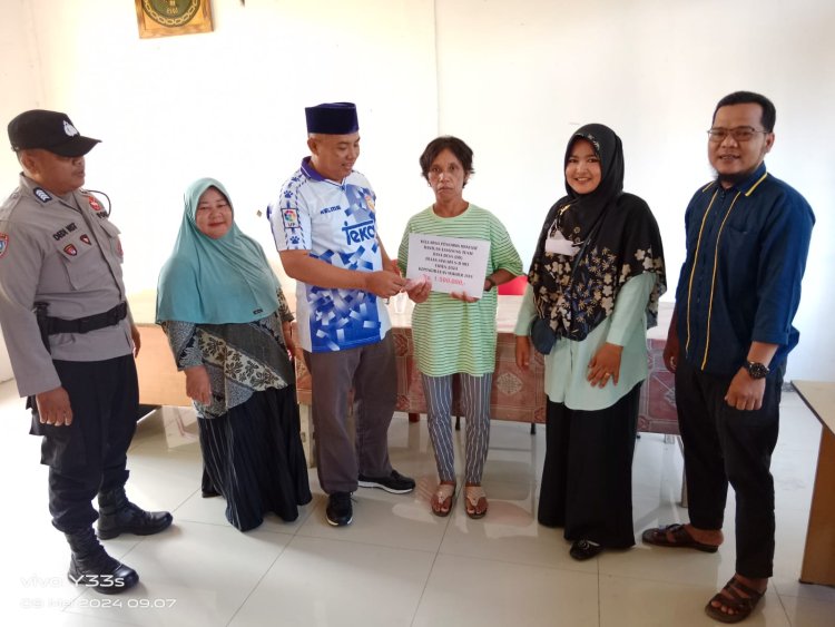 Pj Datin Penghulu Makmur Jaya Bagikan BLT DD Kepada 31 Orang Anggota KPM