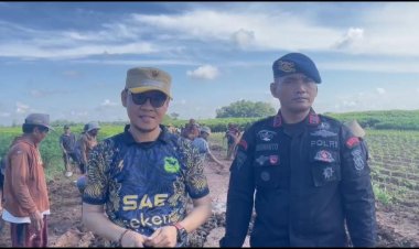 100 Anggota Brimob, Bantu Warga Gotong Royong Perbaiki Jalan