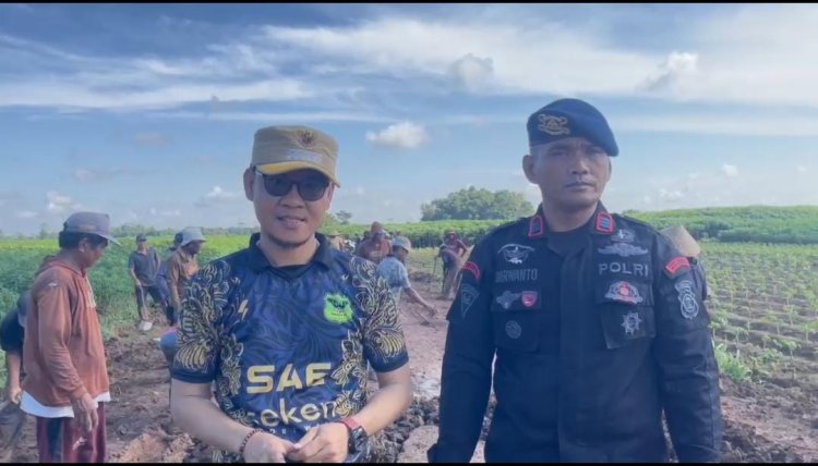 100 Anggota Brimob, Bantu Warga Gotong Royong Perbaiki Jalan