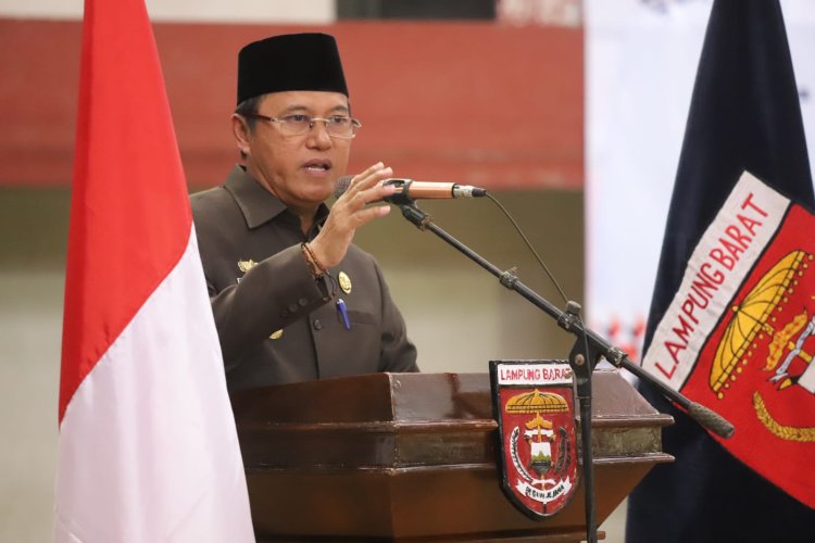 71 Peratin dan 830 LHP di Lampung Barat Resmi Dilantik, Pj Bupati Nukman
