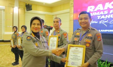 Polres Lampung Barat di Ganjar Penghargaan Oleh Kabid Humas Polda Lampung