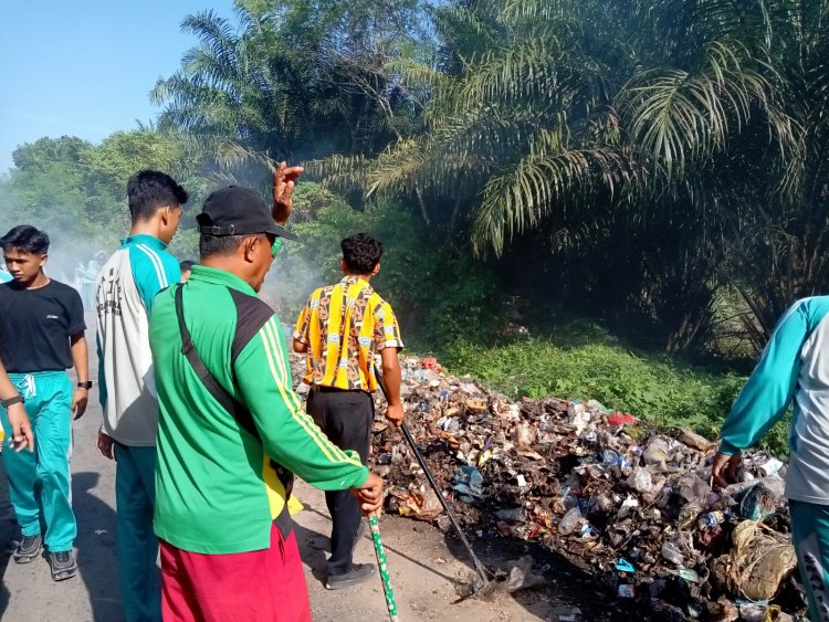 Jalan Menuju SMAN 1 Bagan Sinembah Semakin Menyempit Akibat Buang Sampah Sembarangan