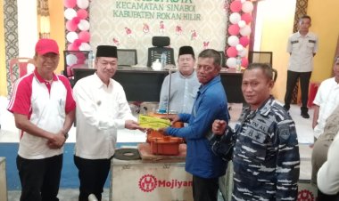 Bantu Ekonomi Nelayan Sinaboi, Bupati Serahkan 20 Unit Mesin Boat
