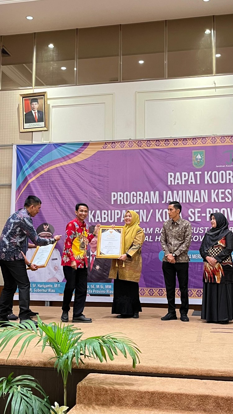 Bupati dan Kadiskes Rohil Terima Penghargaan UHC dari Gubernur Riau