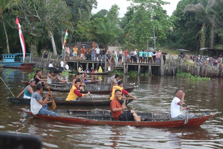 Lomba Sambut HUT RI Ke-79, Pacu Sampan Jadi Hiburan Warga Tanah Putih