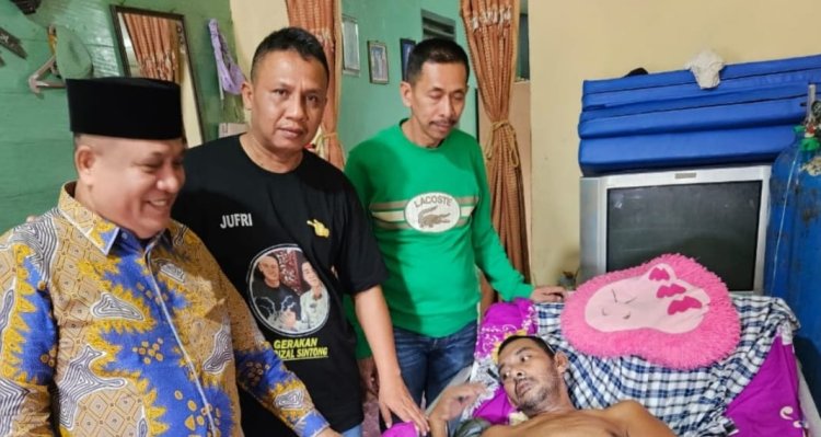 Tokoh Masyarakat Rohil Bersama Ketua AMPG, Kunjungi Rekan yang Sedang Sakit