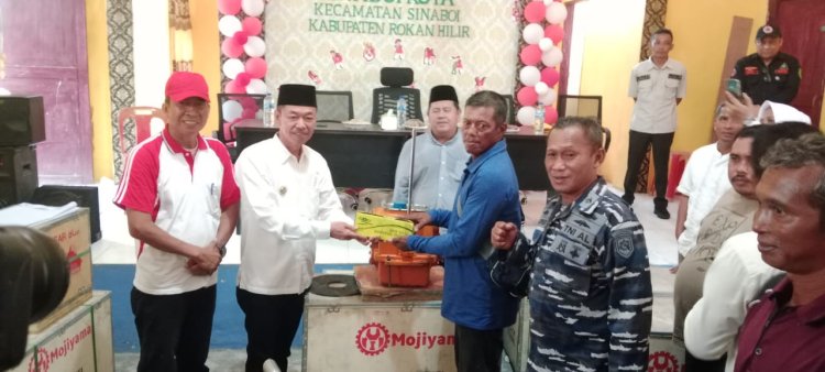 Bantu Ekonomi Nelayan Sinaboi, Bupati Serahkan 20 Unit Mesin Boat